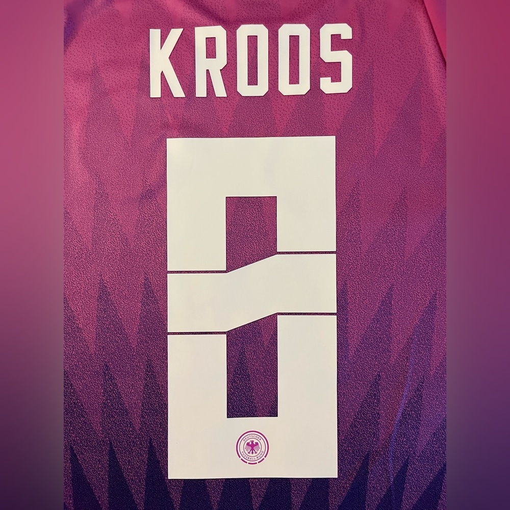 Kroos #8 Germany Away Euro 2024 pink soccer jersey gradient - Picture 3 of 7